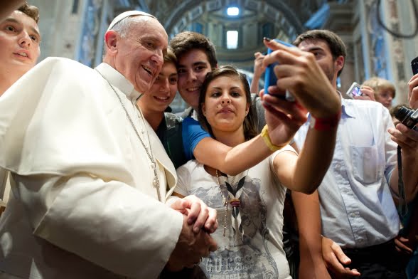 pope selfi.jpg