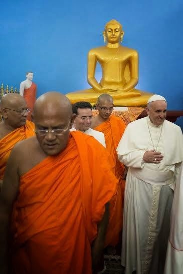 Paus fransiskus di kuil.jpg