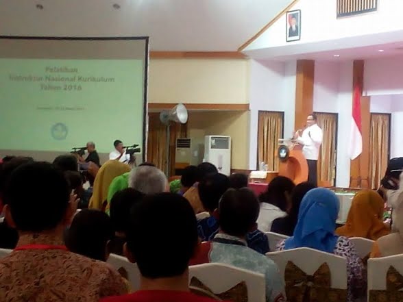 Mendikbud Anies Baswedan sedang memberikan pengarahan