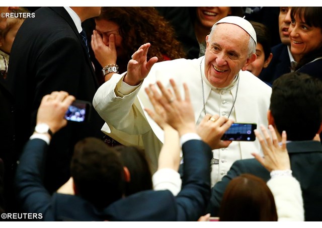 Paus Fransiskus menyalami kerumunan saat tiba untuk memimpin audiensi General hara rabu di Aula Paulus VI