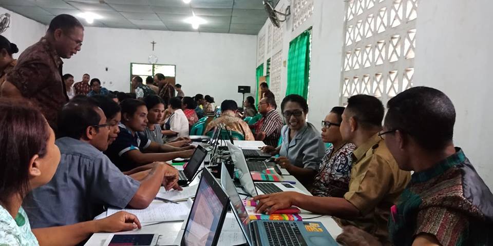 Para Guru dan Pengawas peserta Bimtek Kurikulum 2013, KA. Ende berlatih menyusun RPP dan Penilaian Hasil Belajar