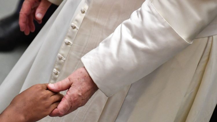 Paus Fransiskus dan orang sakit.jpeg